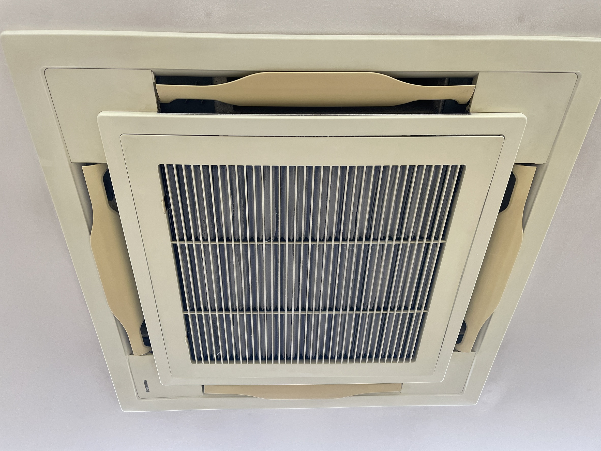 【室蘭市】天井カセット型4方向エアコン分解洗浄清掃